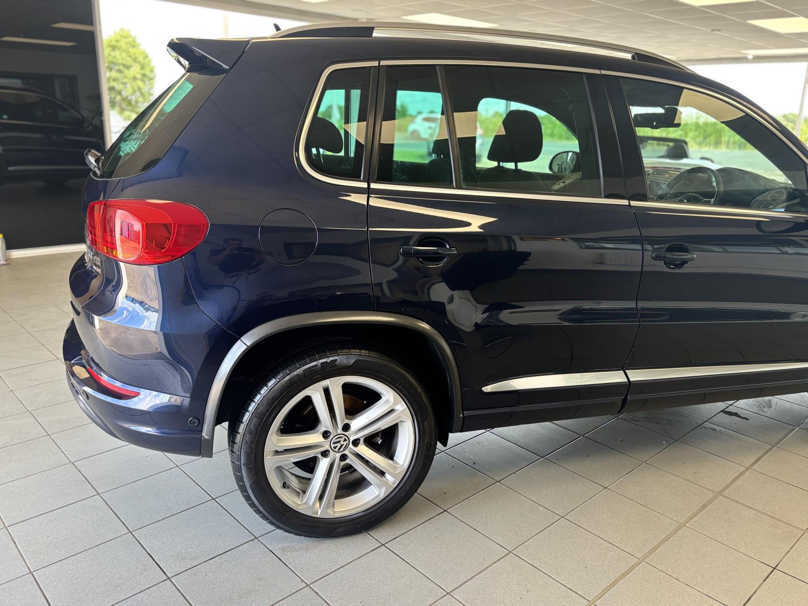 Volkswagen Tiguan 2.0 TDI BlueMotion Tech R-Line SUV 5dr Diesel Manual 4WD Euro 5 (s/s) (140 ps)