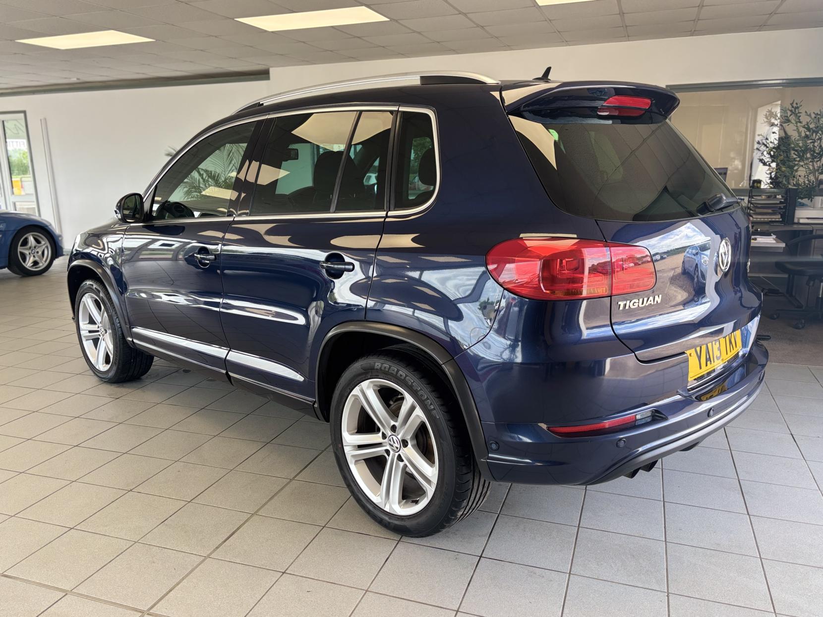 Volkswagen Tiguan 2.0 TDI BlueMotion Tech R-Line SUV 5dr Diesel Manual 4WD Euro 5 (s/s) (140 ps)