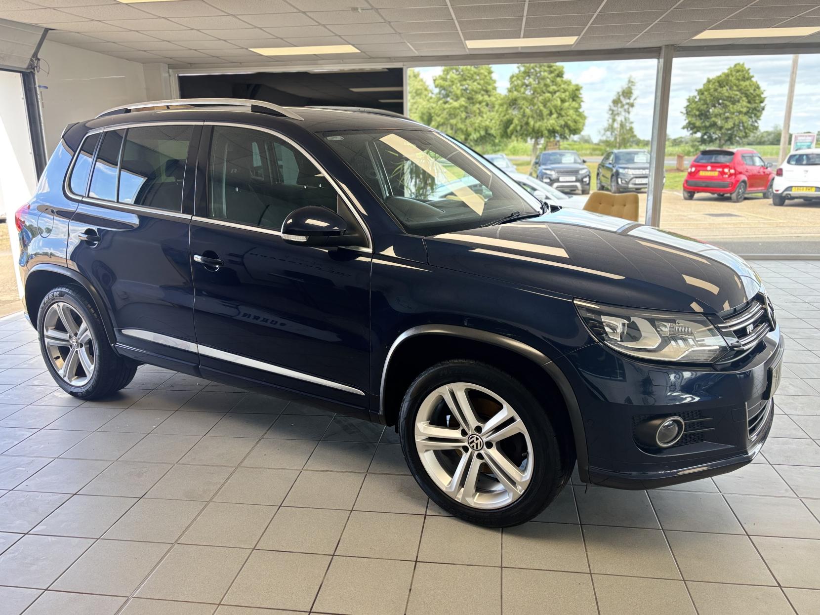 Volkswagen Tiguan 2.0 TDI BlueMotion Tech R-Line SUV 5dr Diesel Manual 4WD Euro 5 (s/s) (140 ps)