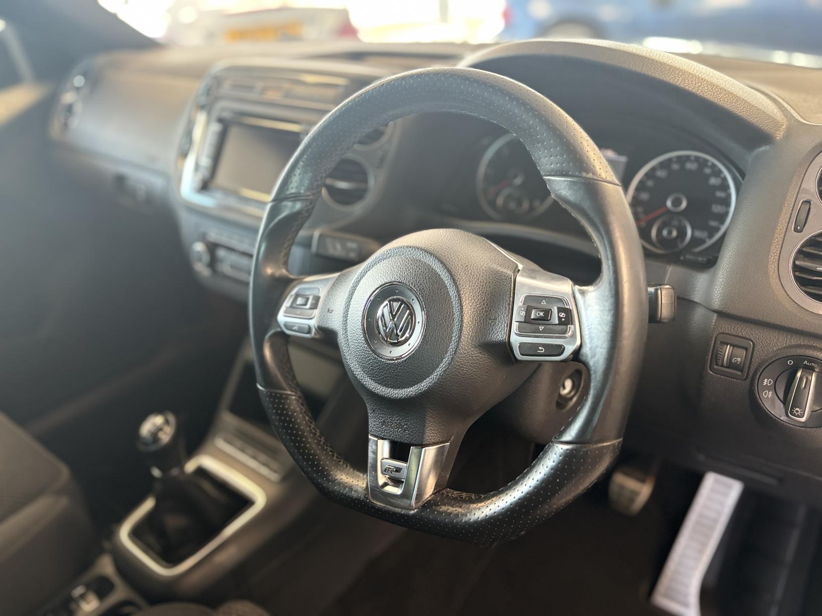 Volkswagen Tiguan 2.0 TDI BlueMotion Tech R-Line SUV 5dr Diesel Manual 4WD Euro 5 (s/s) (140 ps)