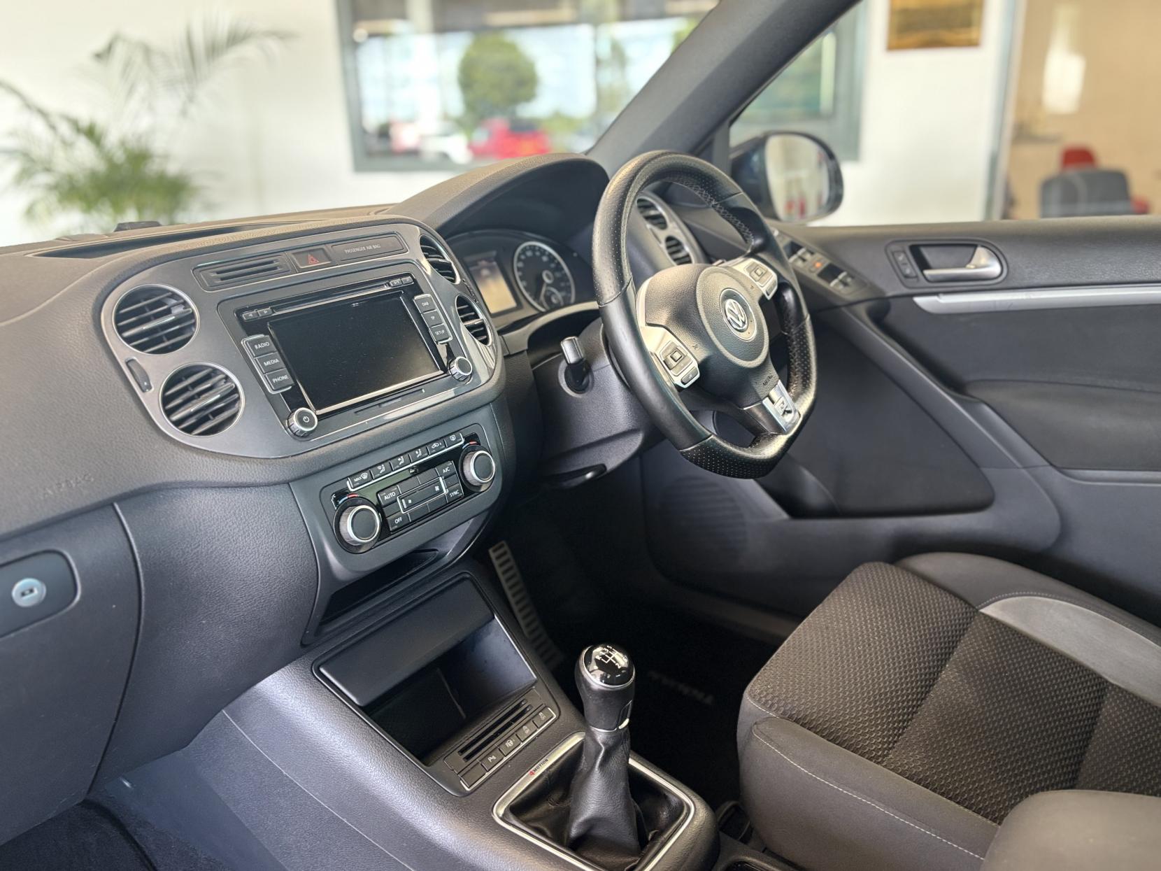 Volkswagen Tiguan 2.0 TDI BlueMotion Tech R-Line SUV 5dr Diesel Manual 4WD Euro 5 (s/s) (140 ps)