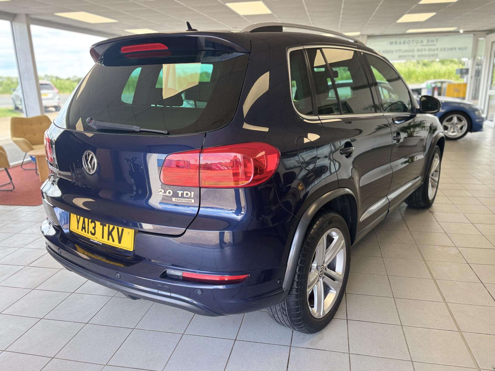 Volkswagen Tiguan 2.0 TDI BlueMotion Tech R-Line SUV 5dr Diesel Manual 4WD Euro 5 (s/s) (140 ps)
