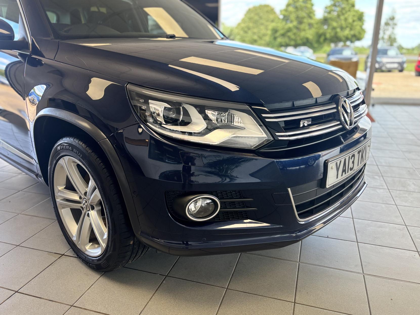 Volkswagen Tiguan 2.0 TDI BlueMotion Tech R-Line SUV 5dr Diesel Manual 4WD Euro 5 (s/s) (140 ps)