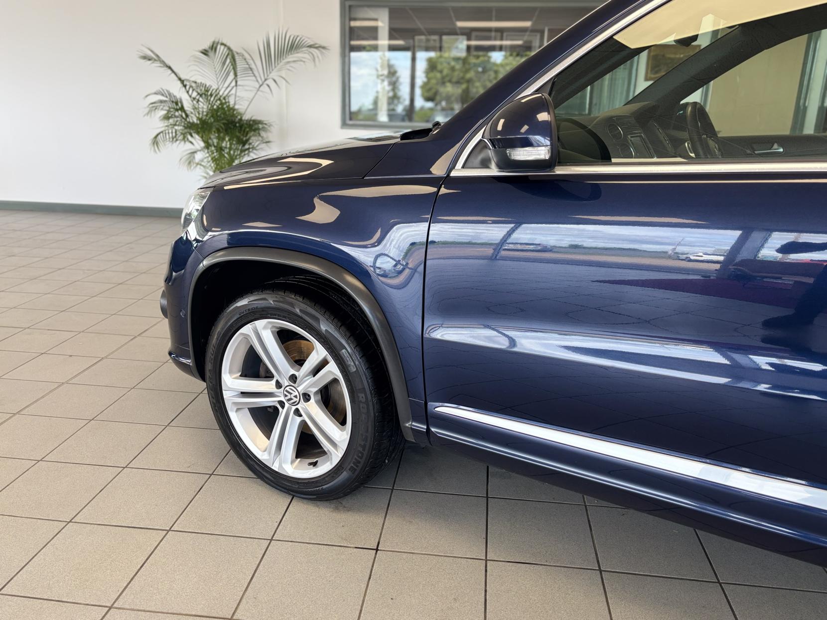 Volkswagen Tiguan 2.0 TDI BlueMotion Tech R-Line SUV 5dr Diesel Manual 4WD Euro 5 (s/s) (140 ps)