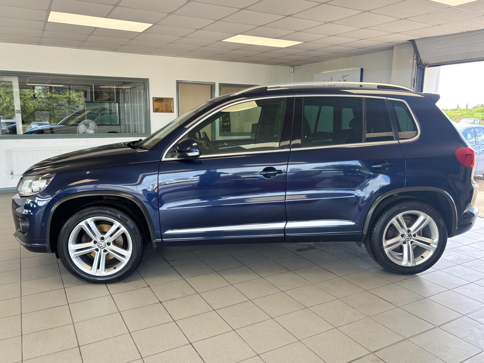 Volkswagen Tiguan 2.0 TDI BlueMotion Tech R-Line SUV 5dr Diesel Manual 4WD Euro 5 (s/s) (140 ps)