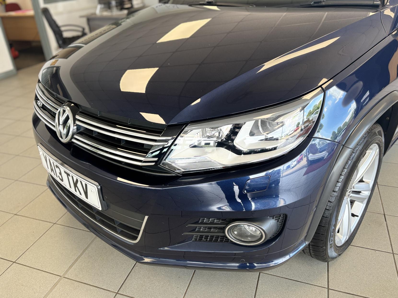 Volkswagen Tiguan 2.0 TDI BlueMotion Tech R-Line SUV 5dr Diesel Manual 4WD Euro 5 (s/s) (140 ps)