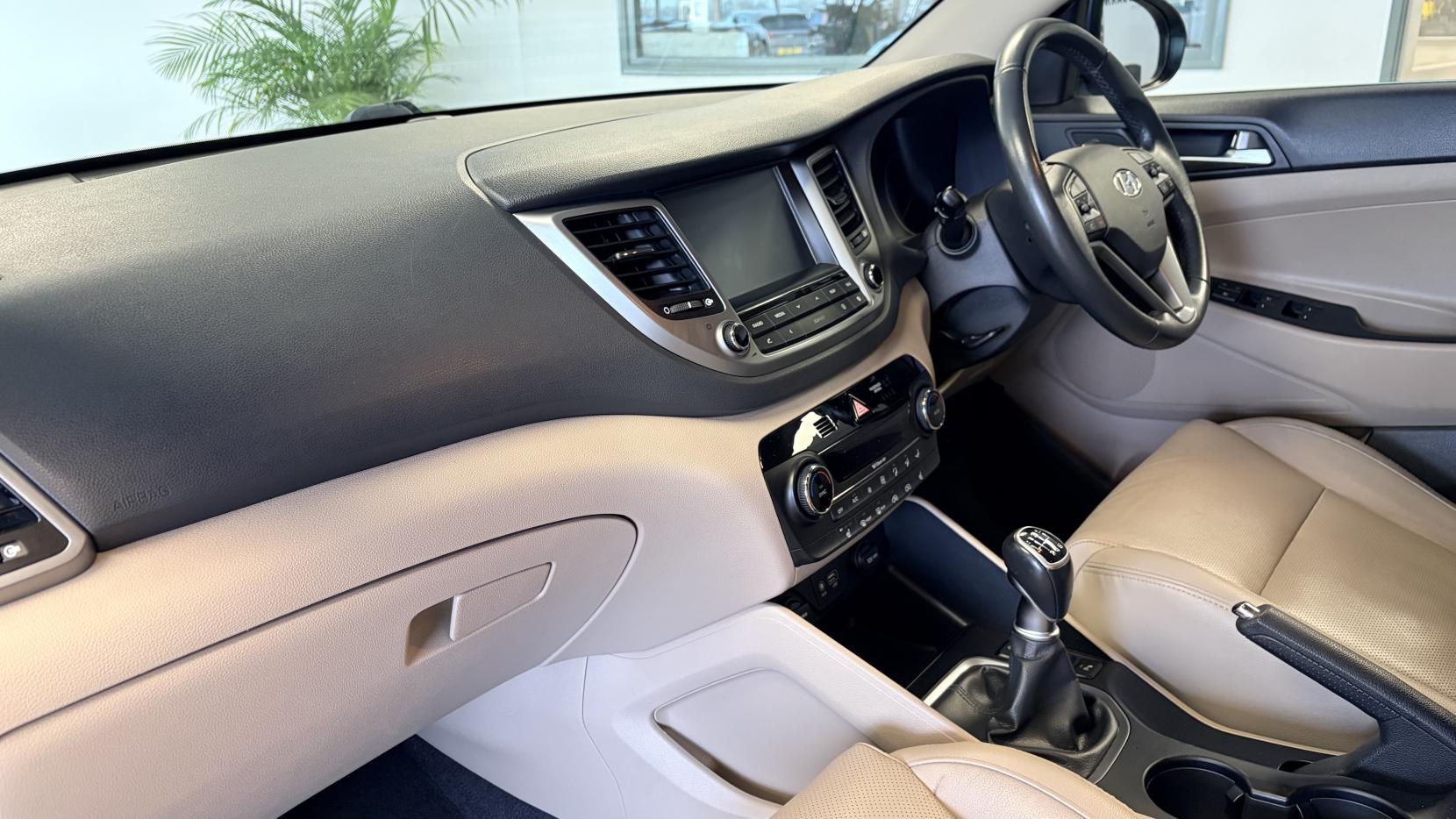 Hyundai TUCSON 2.0 CRDi Premium SUV 5dr Diesel Manual 4WD Euro 6 (136 ps)