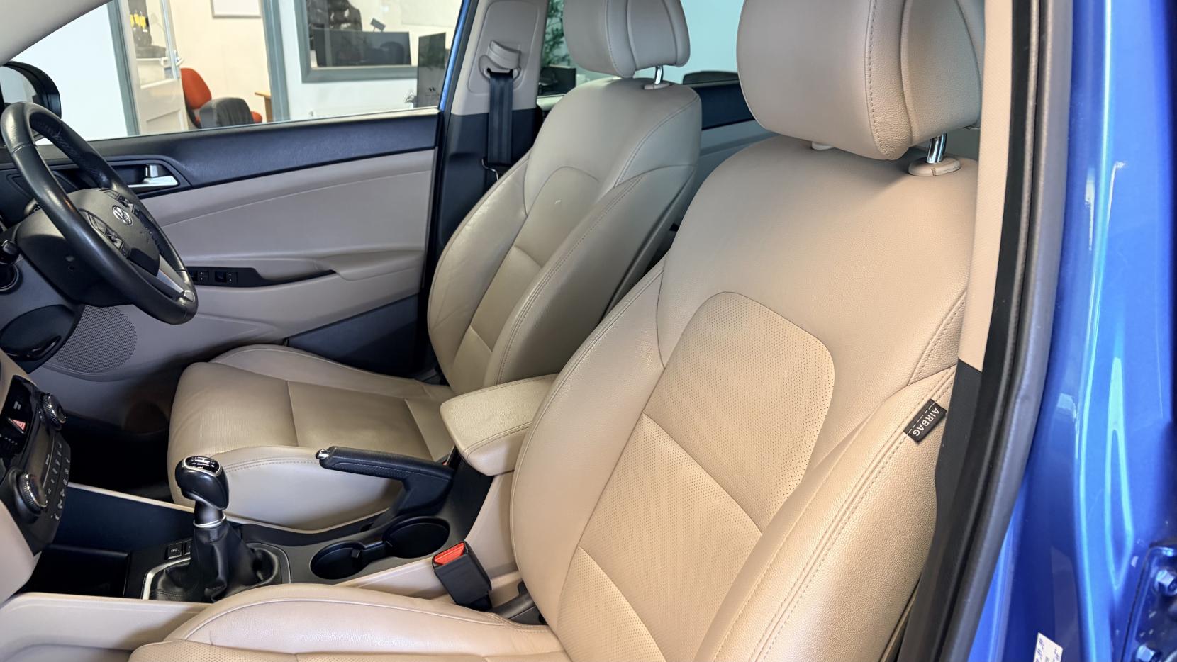 Hyundai TUCSON 2.0 CRDi Premium SUV 5dr Diesel Manual 4WD Euro 6 (136 ps)