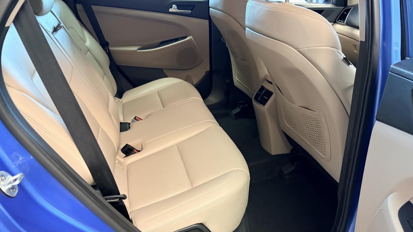 Hyundai TUCSON 2.0 CRDi Premium SUV 5dr Diesel Manual 4WD Euro 6 (136 ps)