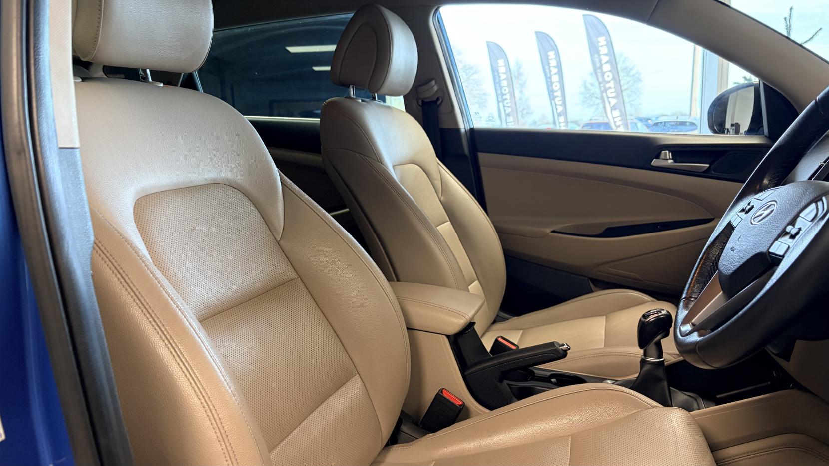 Hyundai TUCSON 2.0 CRDi Premium SUV 5dr Diesel Manual 4WD Euro 6 (136 ps)