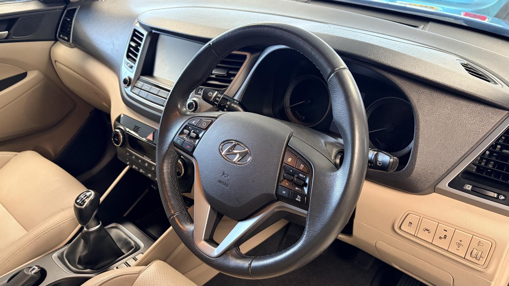 Hyundai TUCSON 2.0 CRDi Premium SUV 5dr Diesel Manual 4WD Euro 6 (136 ps)