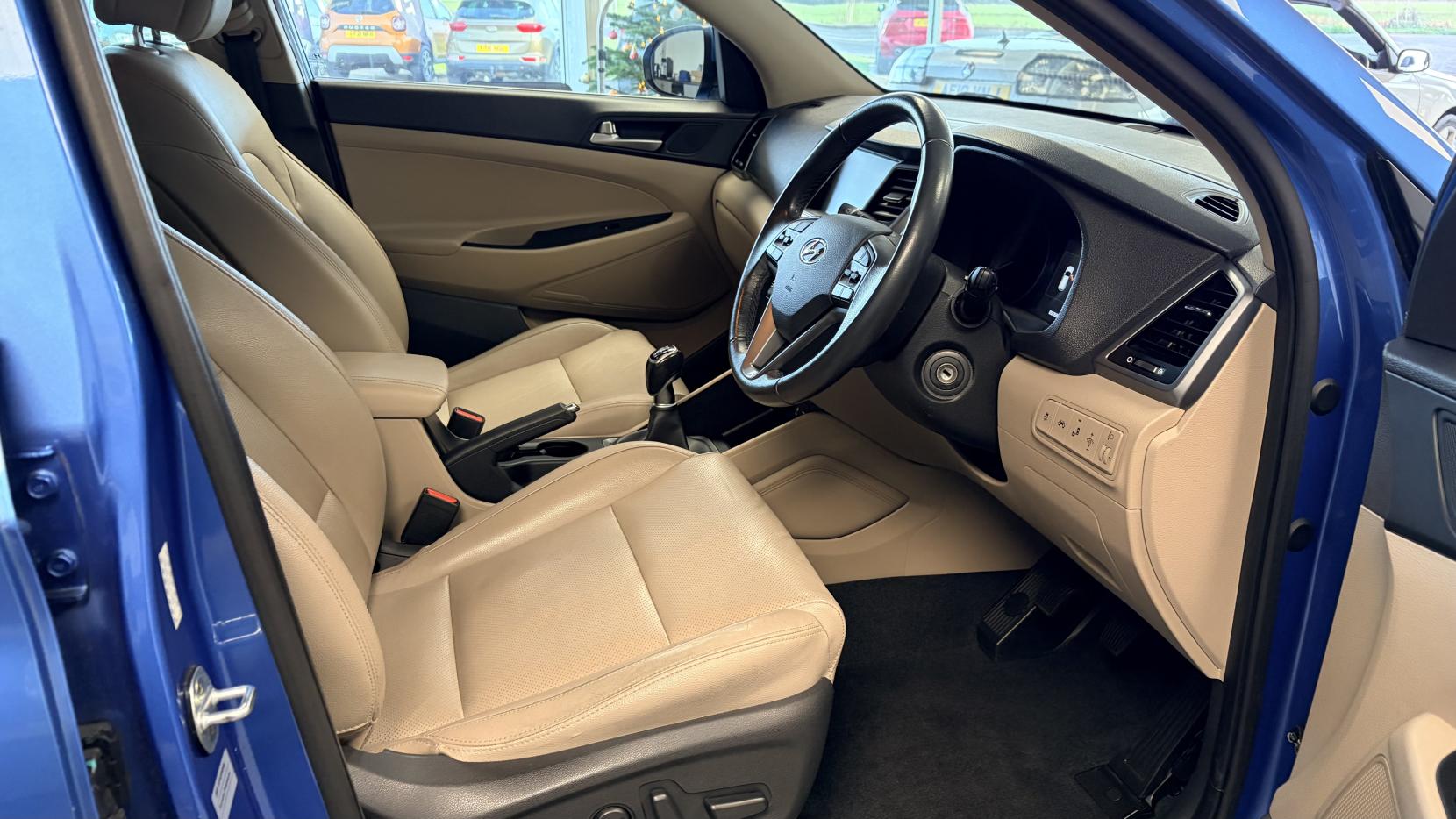 Hyundai TUCSON 2.0 CRDi Premium SUV 5dr Diesel Manual 4WD Euro 6 (136 ps)