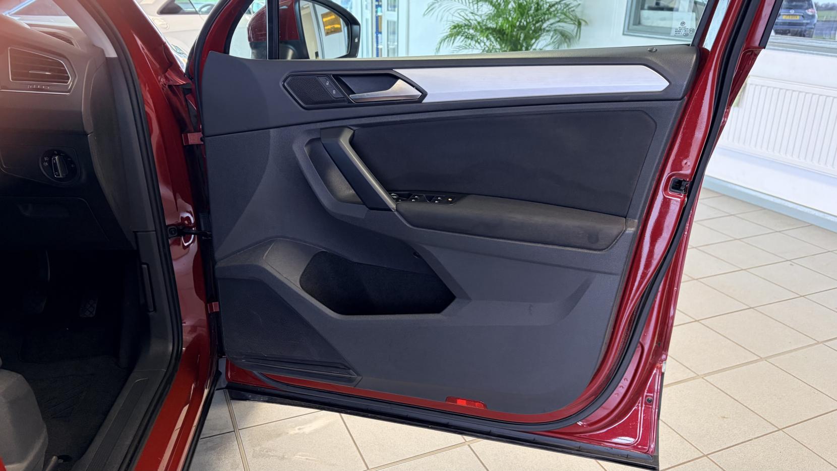 Volkswagen Tiguan 2.0 TDI SE Navigation SUV 5dr Diesel Manual Euro 6 (s/s) (150 ps)