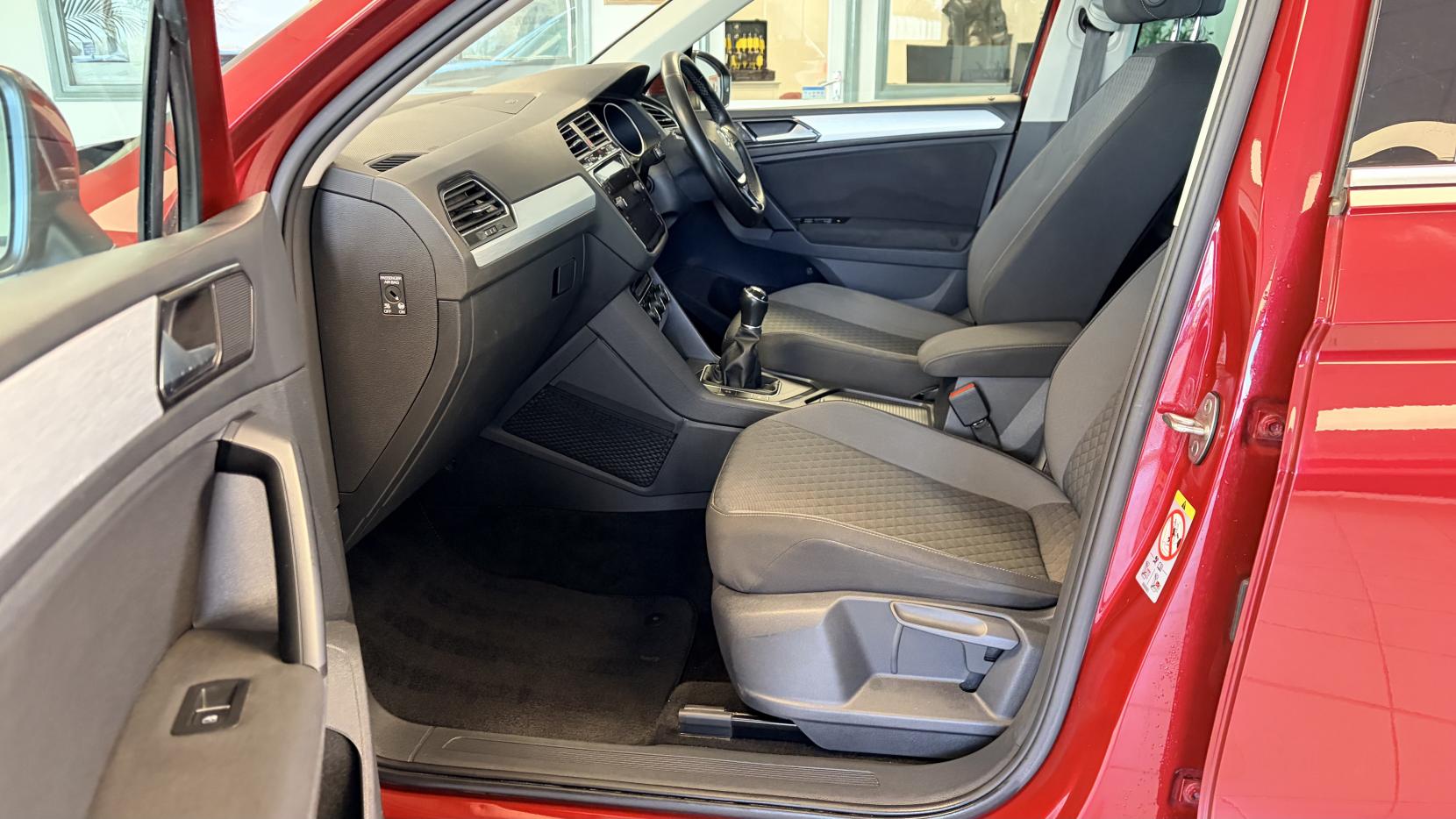 Volkswagen Tiguan 2.0 TDI SE Navigation SUV 5dr Diesel Manual Euro 6 (s/s) (150 ps)