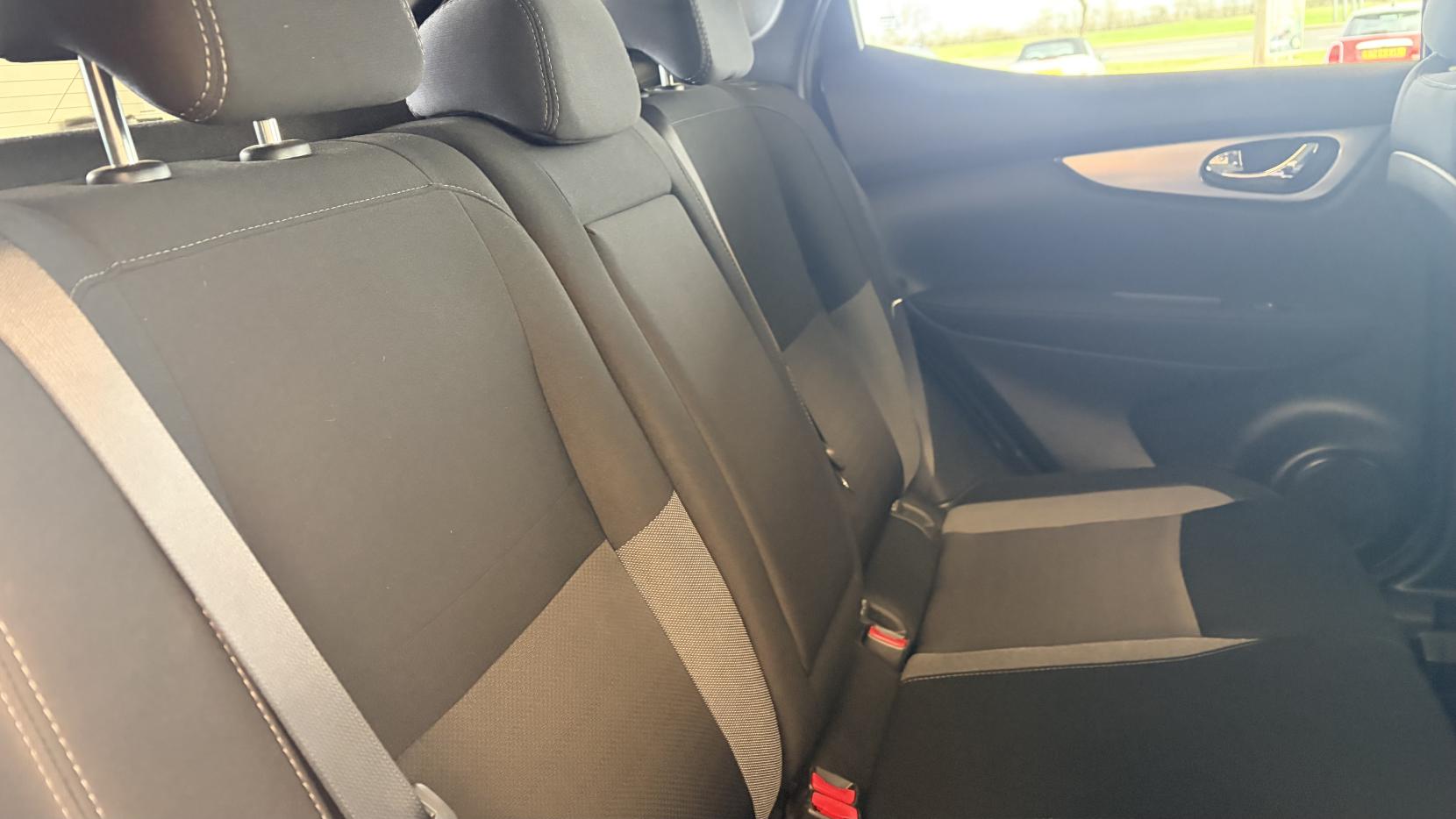 Nissan Qashqai 1.6 dCi N-Connecta SUV 5dr Diesel Manual 4WD Euro 6 (s/s) (130 ps)