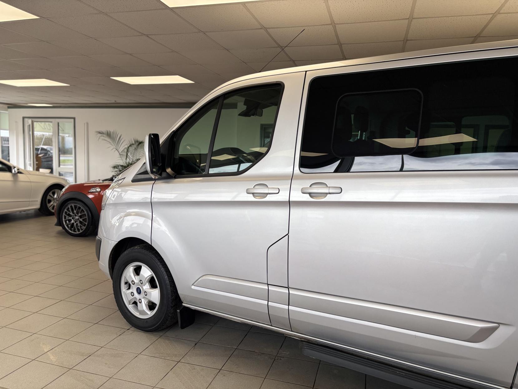 Ford Tourneo Custom 2.2 300 TDCi Limited Minibus Double Cab 5dr Diesel Manual L2 Euro 5 (s/s) (125 ps)