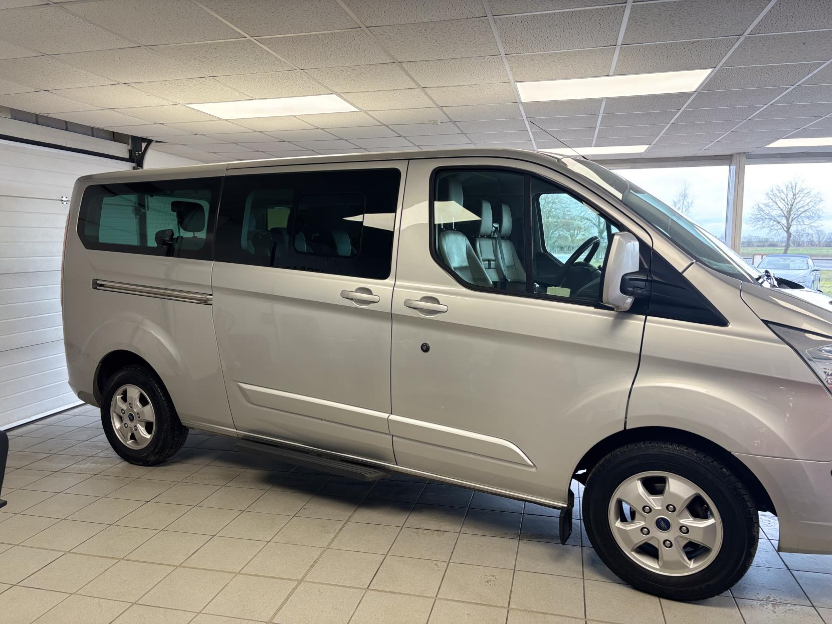 Ford Tourneo Custom 2.2 300 TDCi Limited Minibus Double Cab 5dr Diesel Manual L2 Euro 5 (s/s) (125 ps)