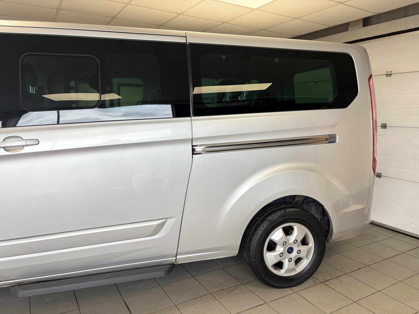 Ford Tourneo Custom 2.2 300 TDCi Limited Minibus Double Cab 5dr Diesel Manual L2 Euro 5 (s/s) (125 ps)