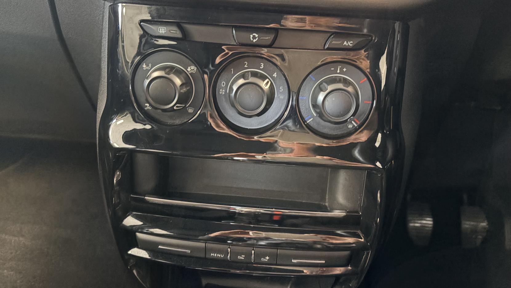 DS AUTOMOBILES DS 3 1.2 PureTech Chic Hatchback 3dr Petrol Manual Euro 6 (82 ps)