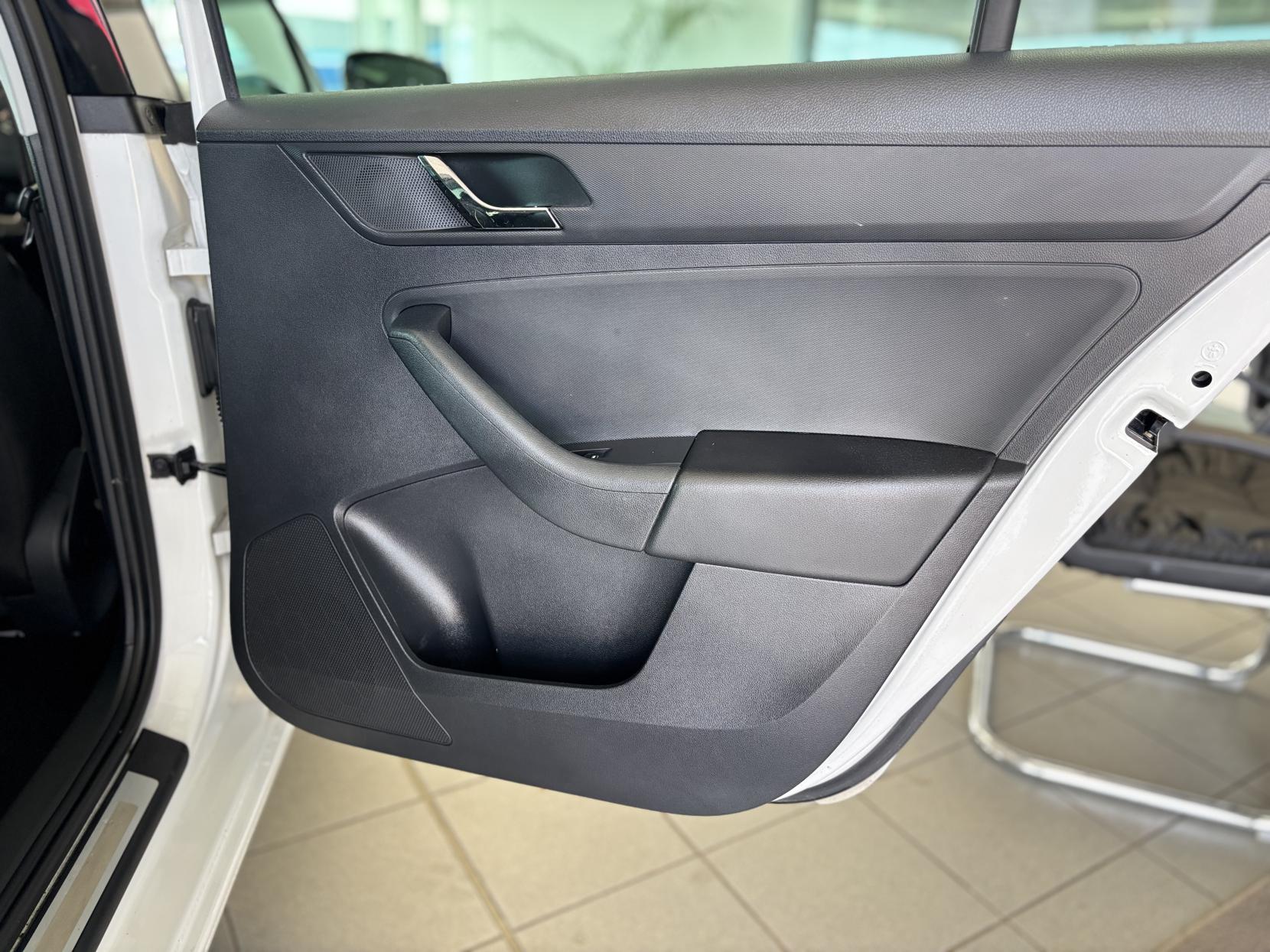 Skoda Rapid Spaceback 1.2 TSI Elegance Hatchback 5dr Petrol Manual Euro 5 (105 ps)