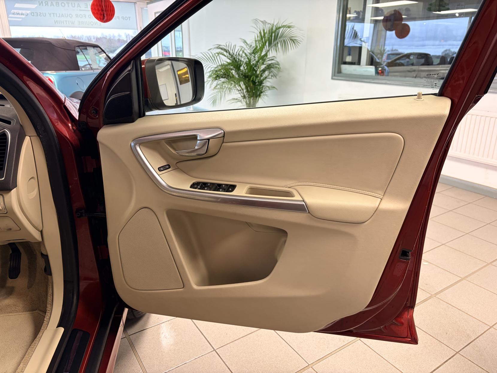 Volvo XC60 2.0 D4 SE SUV 5dr Diesel Geartronic Euro 6 (s/s) (181 ps)