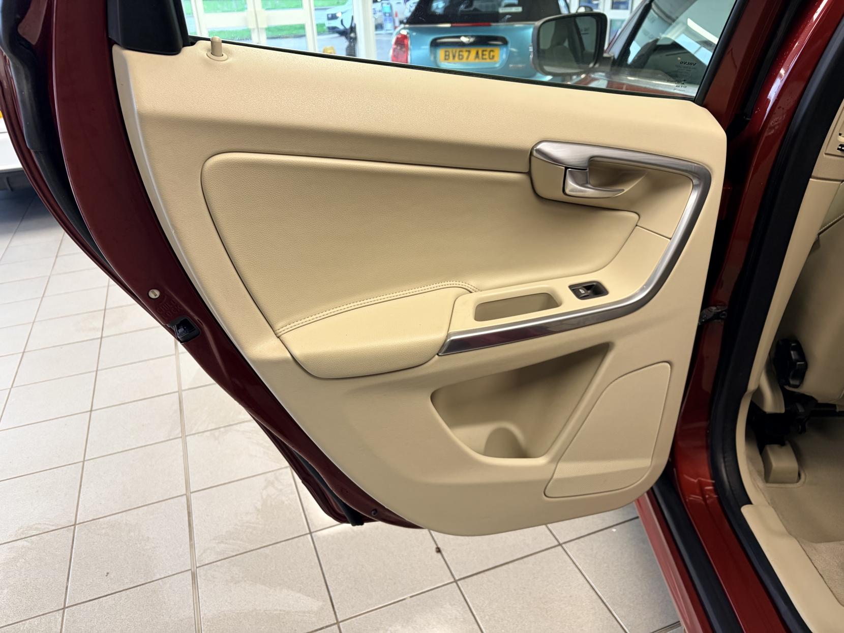 Volvo XC60 2.0 D4 SE SUV 5dr Diesel Geartronic Euro 6 (s/s) (181 ps)