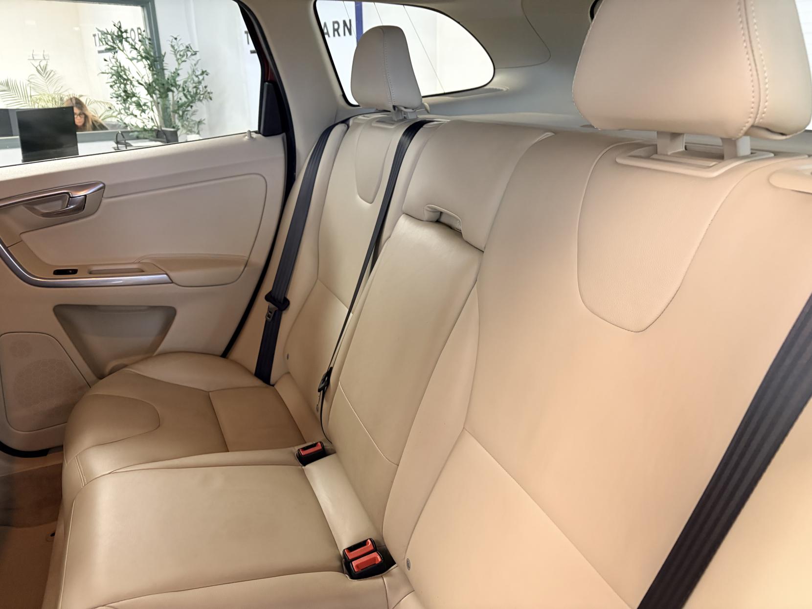 Volvo XC60 2.0 D4 SE SUV 5dr Diesel Geartronic Euro 6 (s/s) (181 ps)