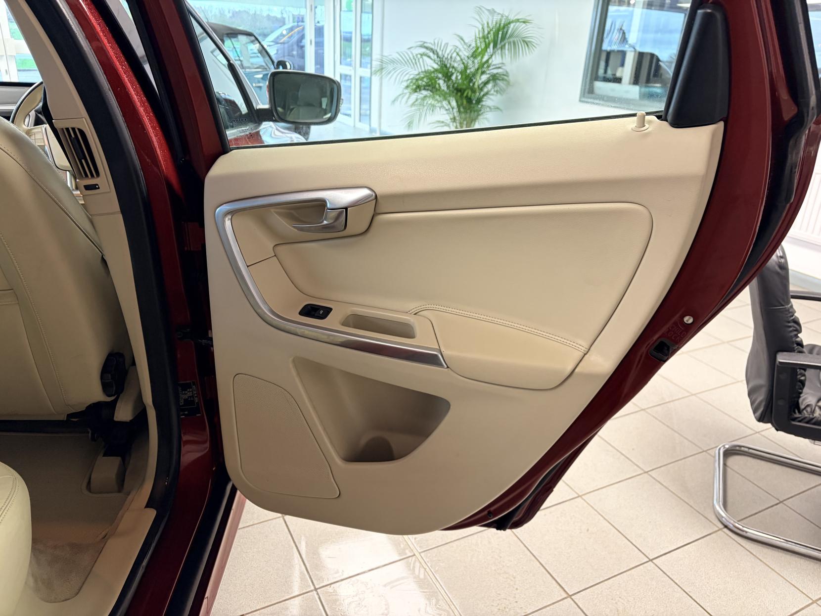 Volvo XC60 2.0 D4 SE SUV 5dr Diesel Geartronic Euro 6 (s/s) (181 ps)