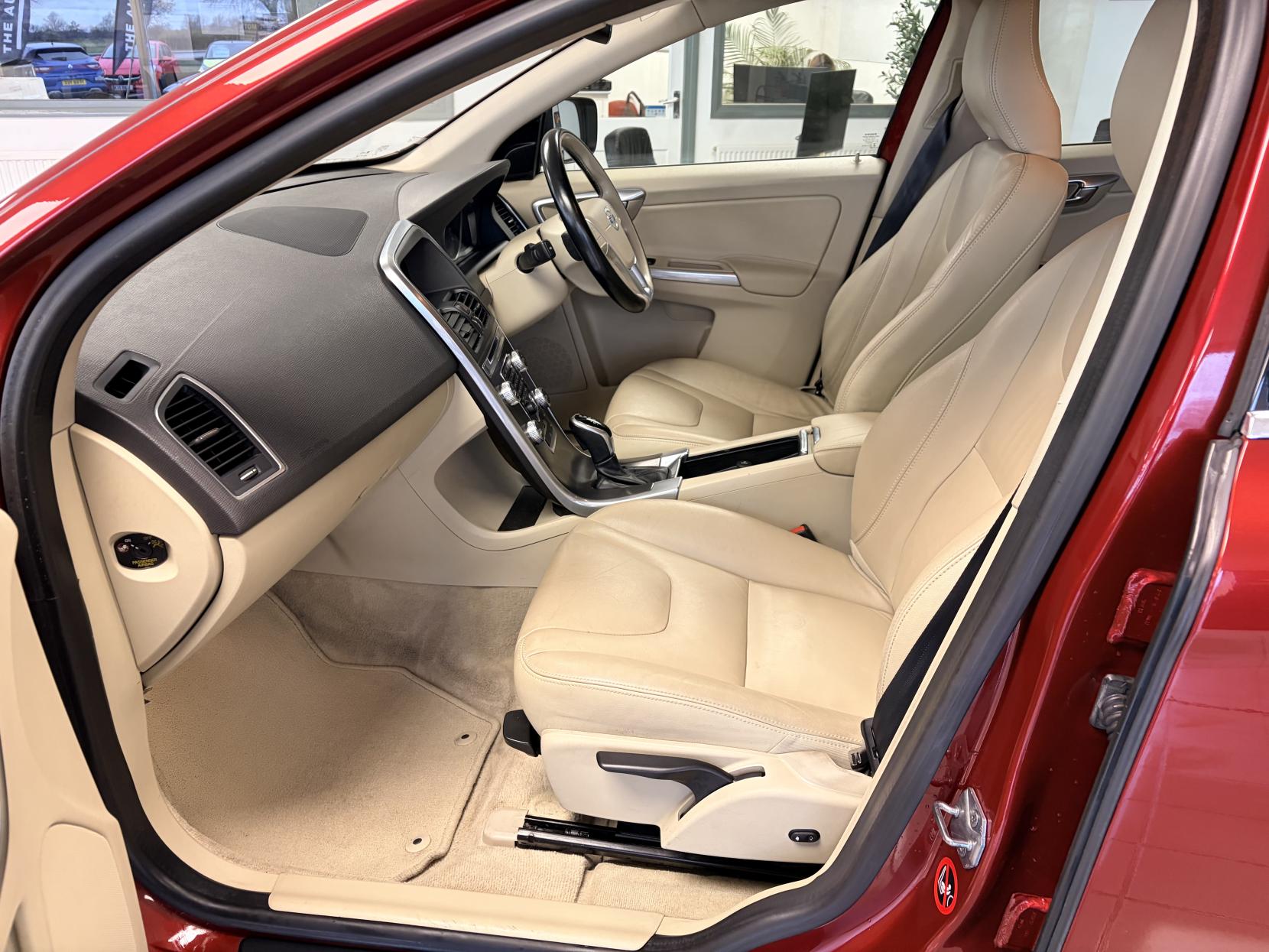 Volvo XC60 2.0 D4 SE SUV 5dr Diesel Geartronic Euro 6 (s/s) (181 ps)