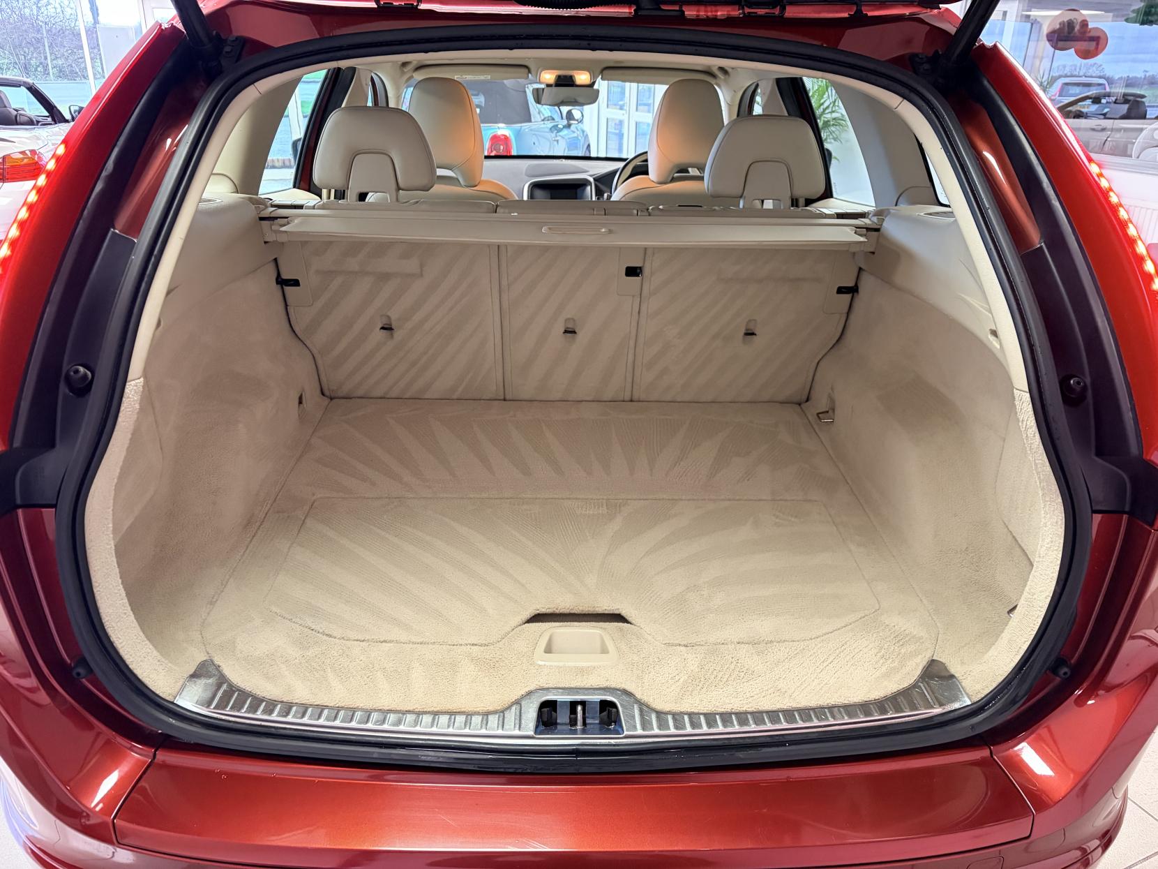 Volvo XC60 2.0 D4 SE SUV 5dr Diesel Geartronic Euro 6 (s/s) (181 ps)