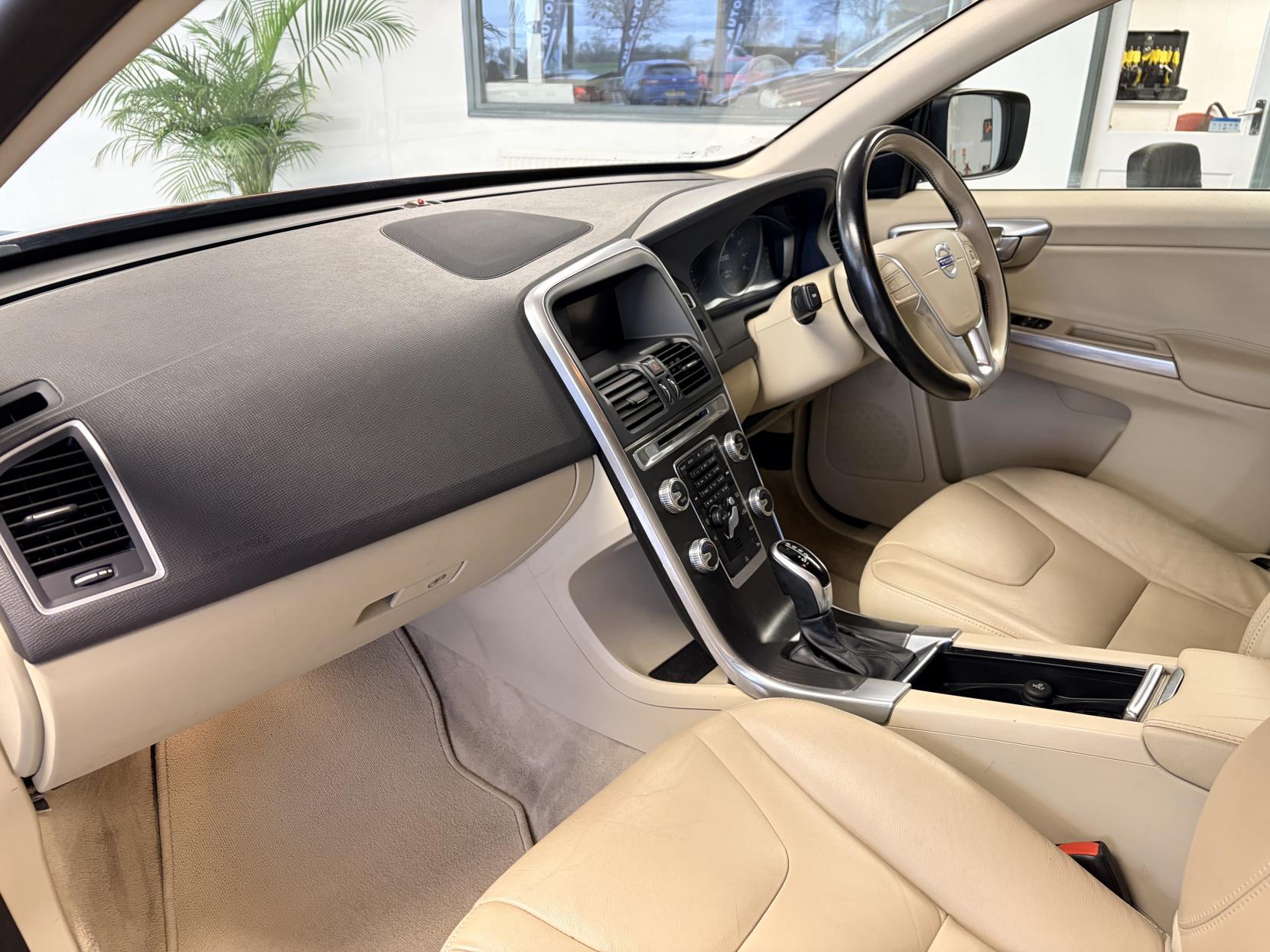 Volvo XC60 2.0 D4 SE SUV 5dr Diesel Geartronic Euro 6 (s/s) (181 ps)