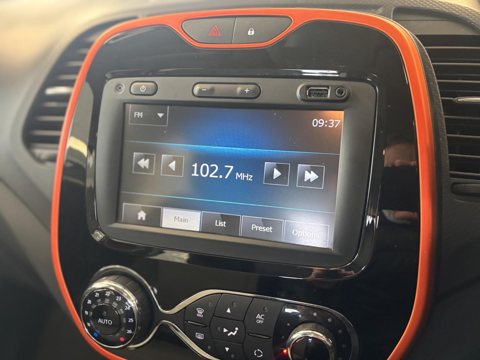 Renault Captur 0.9 TCe ENERGY Dynamique MediaNav SUV 5dr Petrol Manual Euro 5 (s/s) (90 ps)