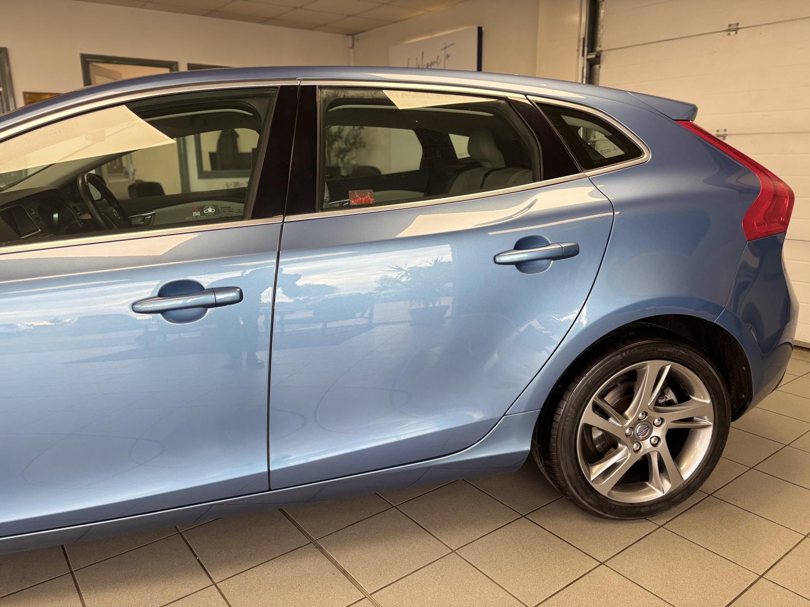 Volvo V40 1.6 T3 SE Lux Nav Hatchback 5dr Petrol Manual Euro 5 (s/s) (150 ps)