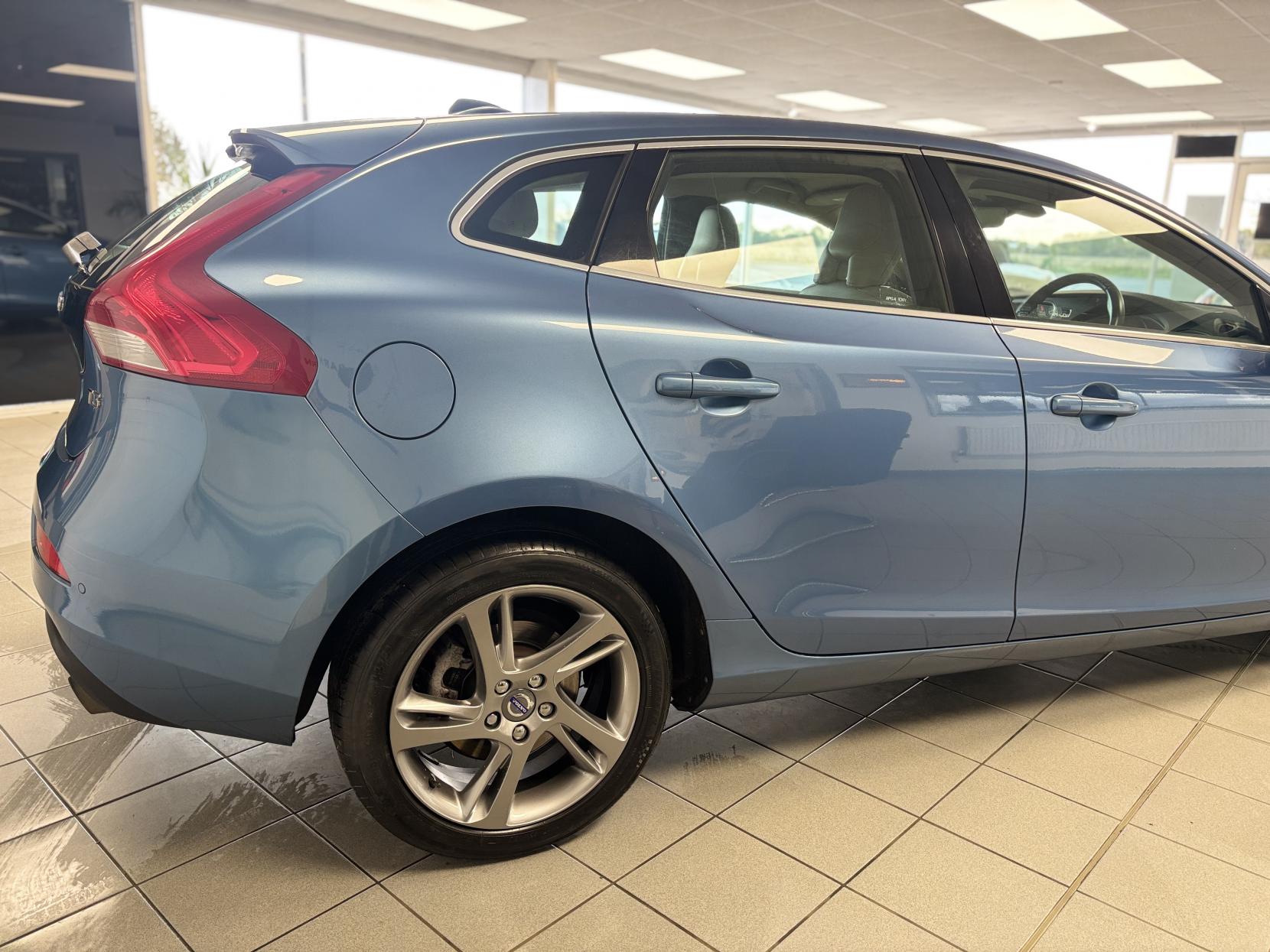 Volvo V40 1.6 T3 SE Lux Nav Hatchback 5dr Petrol Manual Euro 5 (s/s) (150 ps)