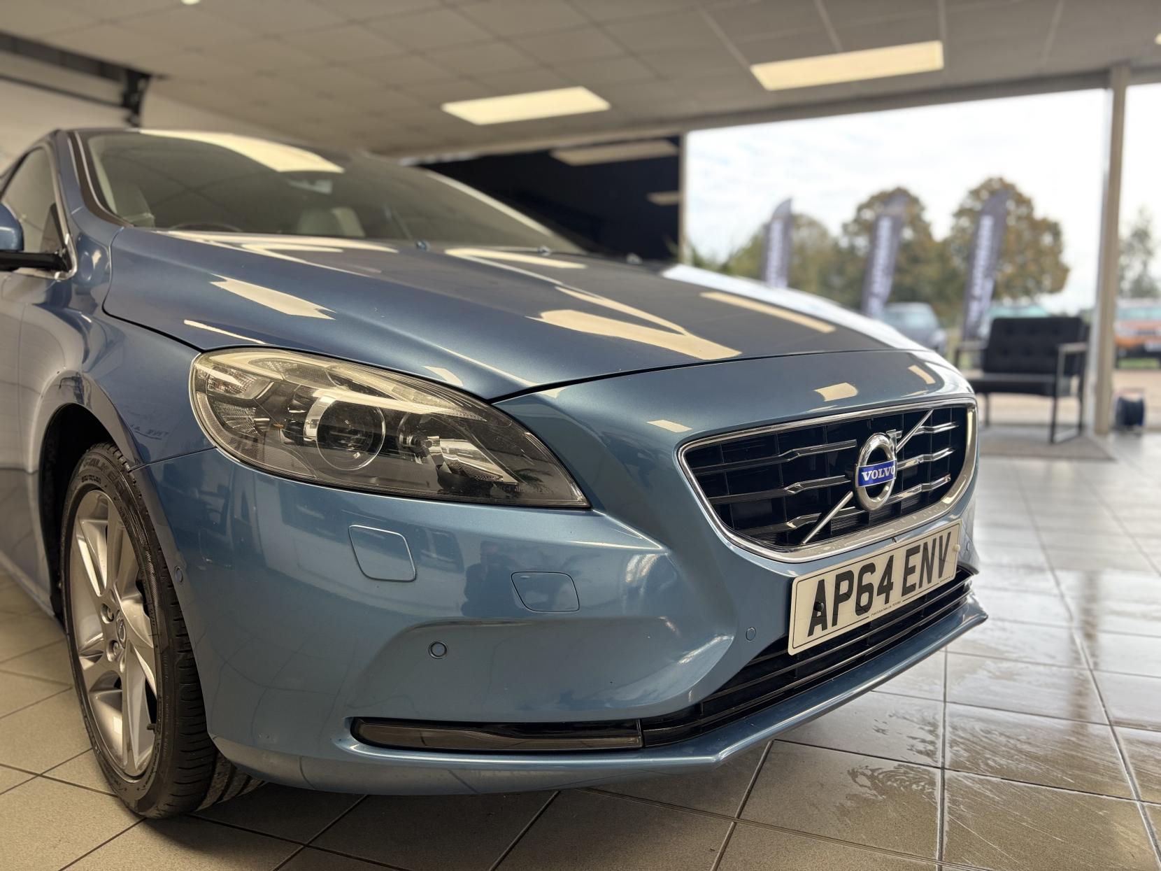 Volvo V40 1.6 T3 SE Lux Nav Hatchback 5dr Petrol Manual Euro 5 (s/s) (150 ps)