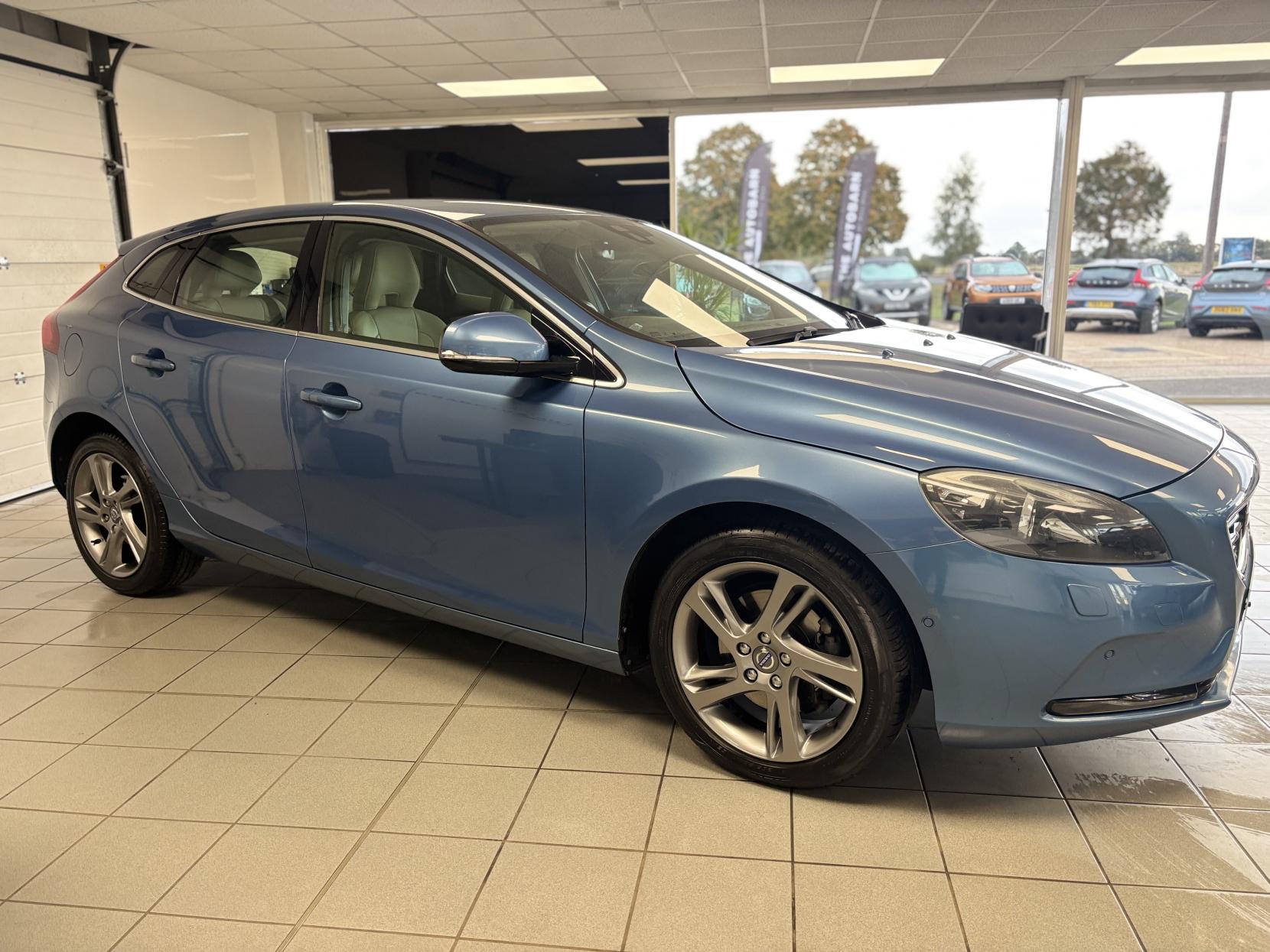 Volvo V40 1.6 T3 SE Lux Nav Hatchback 5dr Petrol Manual Euro 5 (s/s) (150 ps)