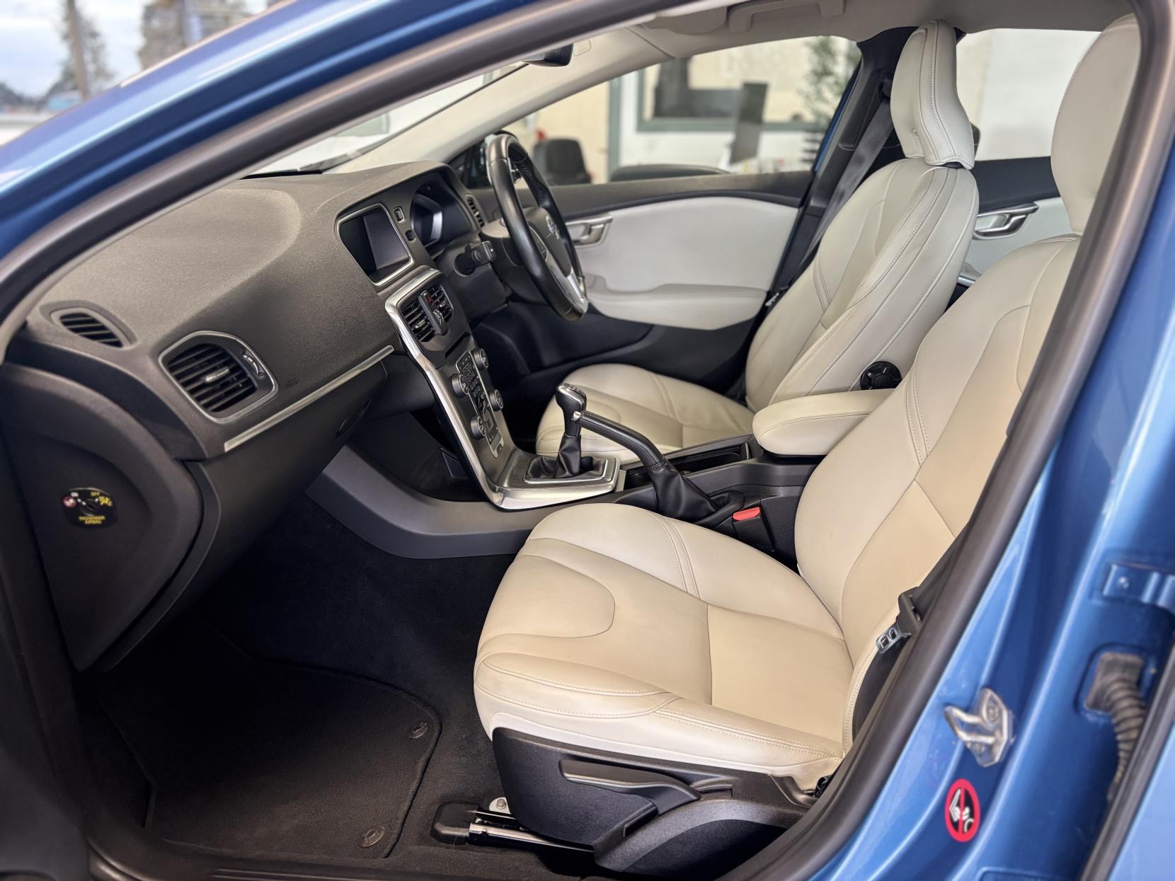 Volvo V40 1.6 T3 SE Lux Nav Hatchback 5dr Petrol Manual Euro 5 (s/s) (150 ps)