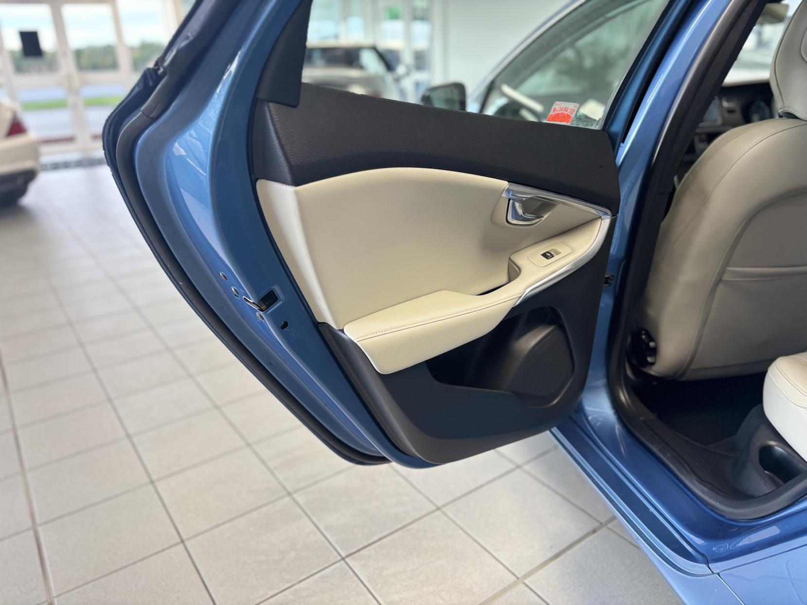 Volvo V40 1.6 T3 SE Lux Nav Hatchback 5dr Petrol Manual Euro 5 (s/s) (150 ps)