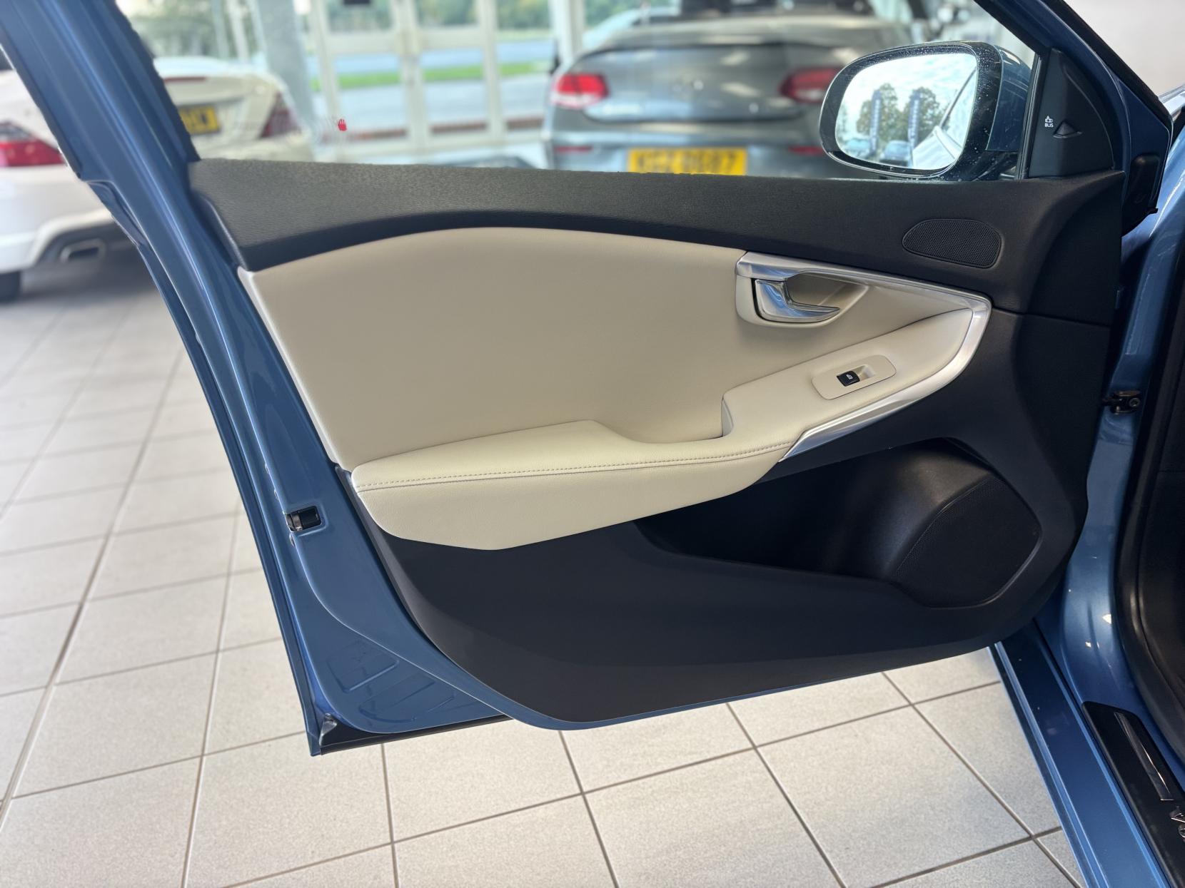 Volvo V40 1.6 T3 SE Lux Nav Hatchback 5dr Petrol Manual Euro 5 (s/s) (150 ps)