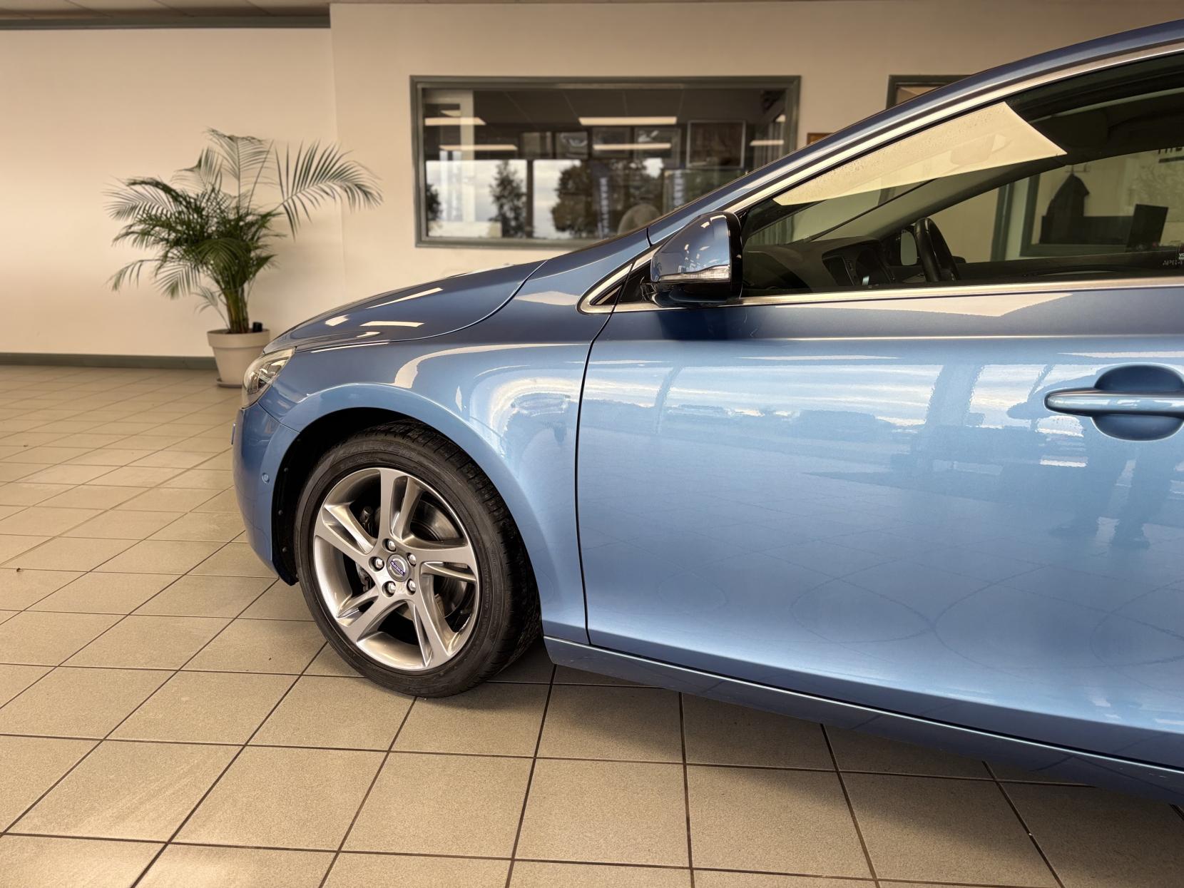 Volvo V40 1.6 T3 SE Lux Nav Hatchback 5dr Petrol Manual Euro 5 (s/s) (150 ps)