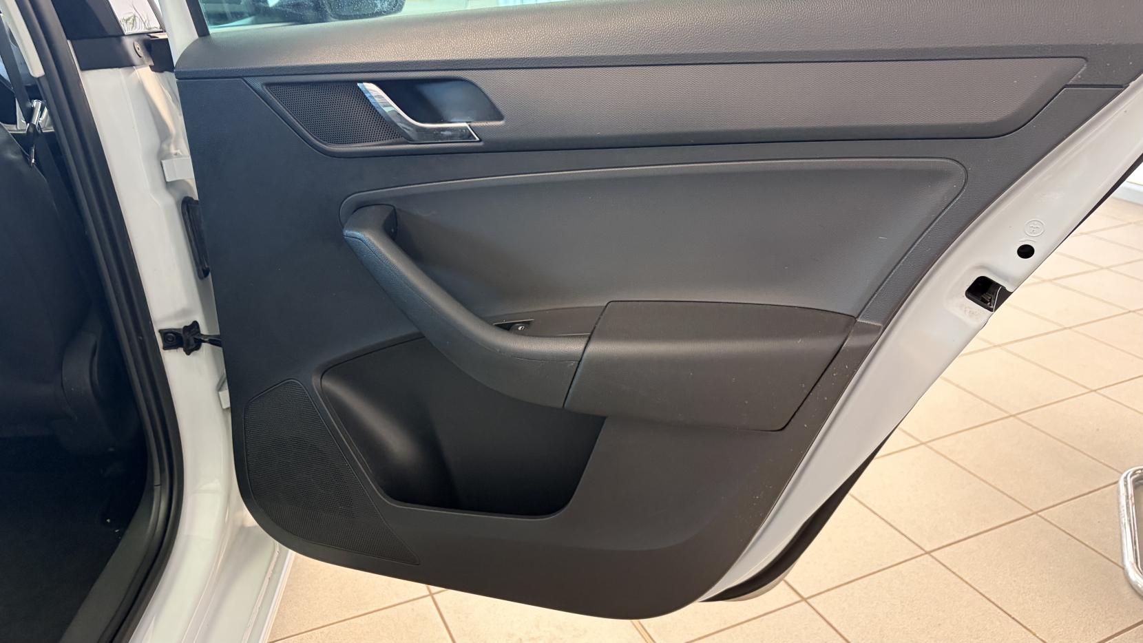 Skoda Rapid Spaceback 1.2 TSI Black Edition Hatchback 5dr Petrol Manual Euro 5 (105 ps)