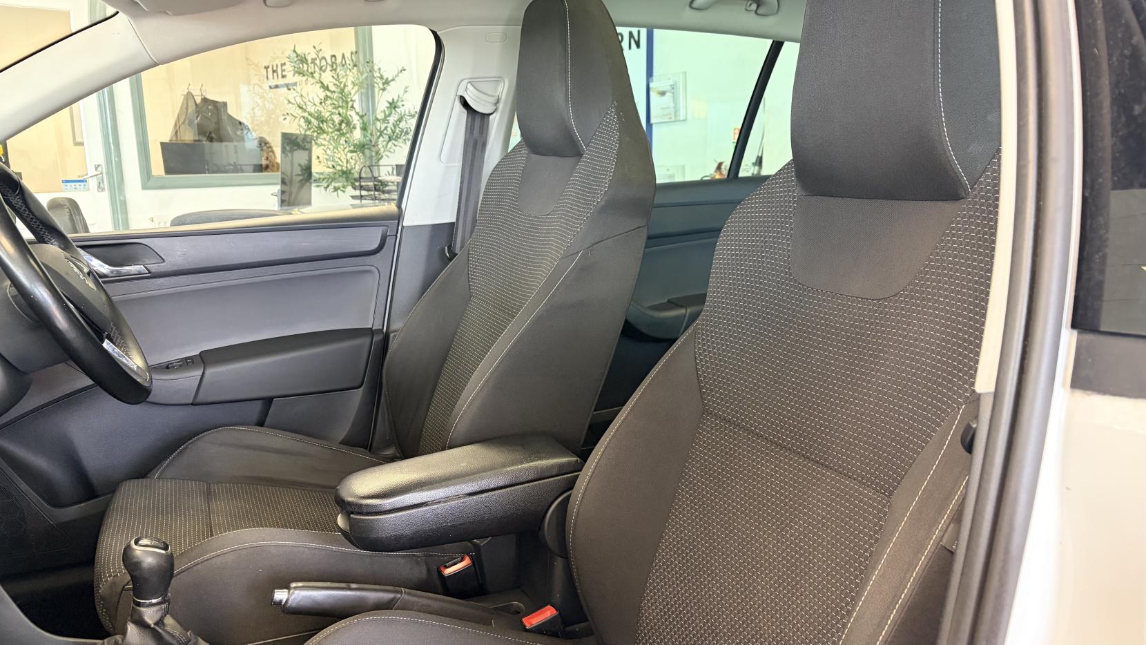 Skoda Rapid Spaceback 1.2 TSI Black Edition Hatchback 5dr Petrol Manual Euro 5 (105 ps)