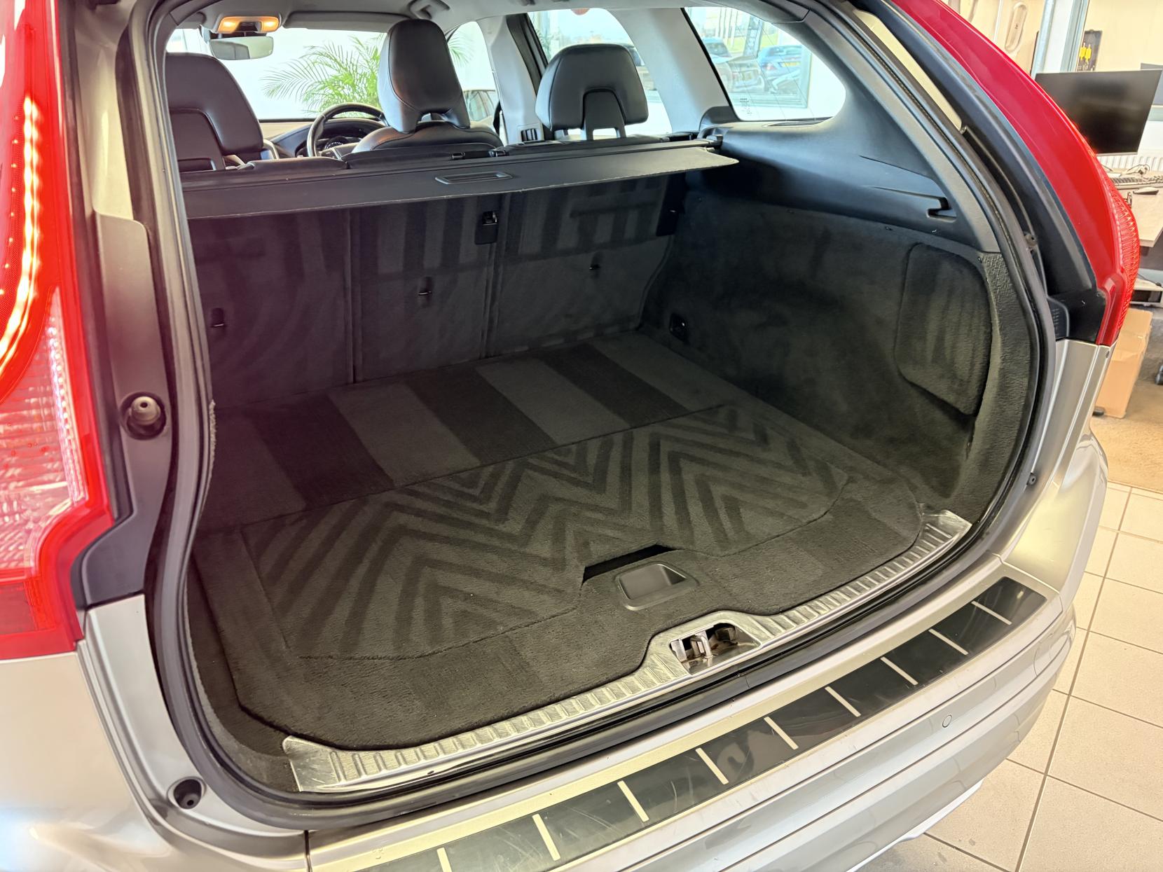 Volvo XC60 2.4 D4 SE Lux Nav SUV 5dr Diesel Geartronic AWD Euro 5 (181 ps)