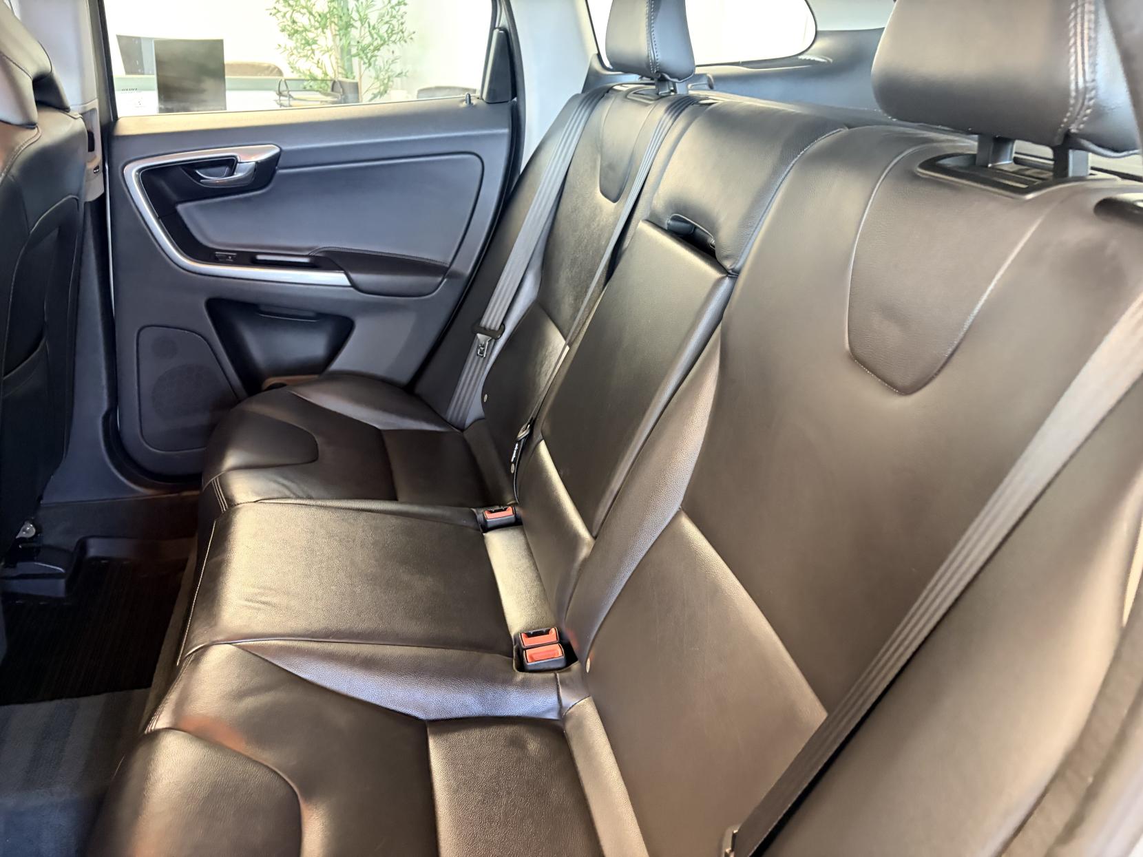 Volvo XC60 2.4 D4 SE Lux Nav SUV 5dr Diesel Geartronic AWD Euro 5 (181 ps)