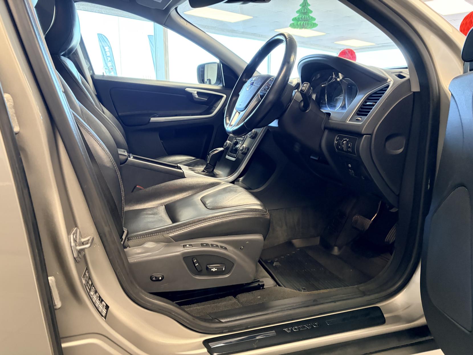 Volvo XC60 2.4 D4 SE Lux Nav SUV 5dr Diesel Geartronic AWD Euro 5 (181 ps)