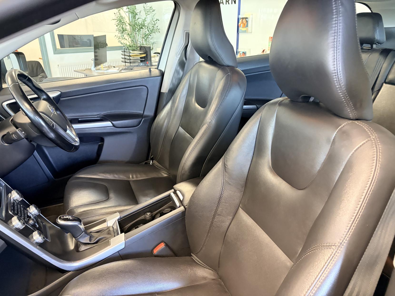 Volvo XC60 2.4 D4 SE Lux Nav SUV 5dr Diesel Geartronic AWD Euro 5 (181 ps)