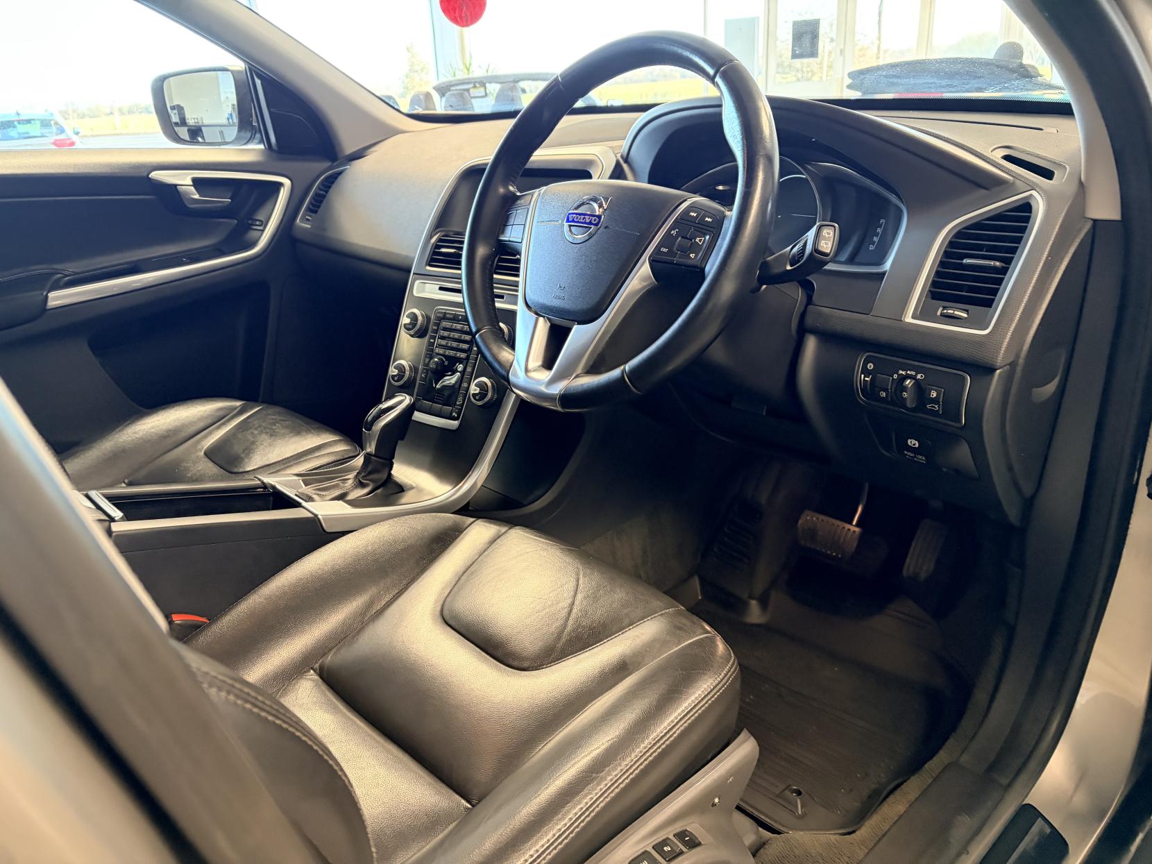 Volvo XC60 2.4 D4 SE Lux Nav SUV 5dr Diesel Geartronic AWD Euro 5 (181 ps)