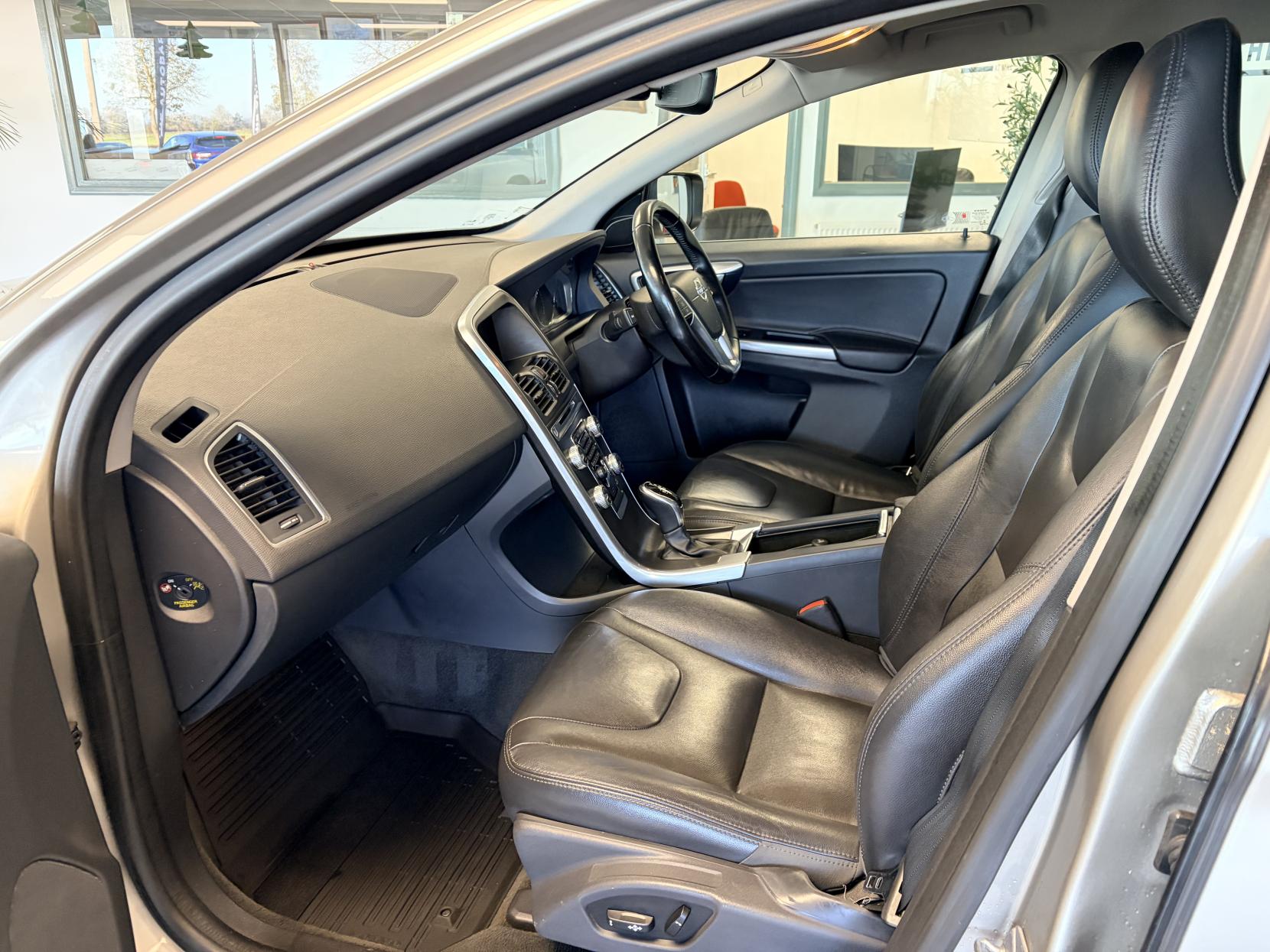 Volvo XC60 2.4 D4 SE Lux Nav SUV 5dr Diesel Geartronic AWD Euro 5 (181 ps)