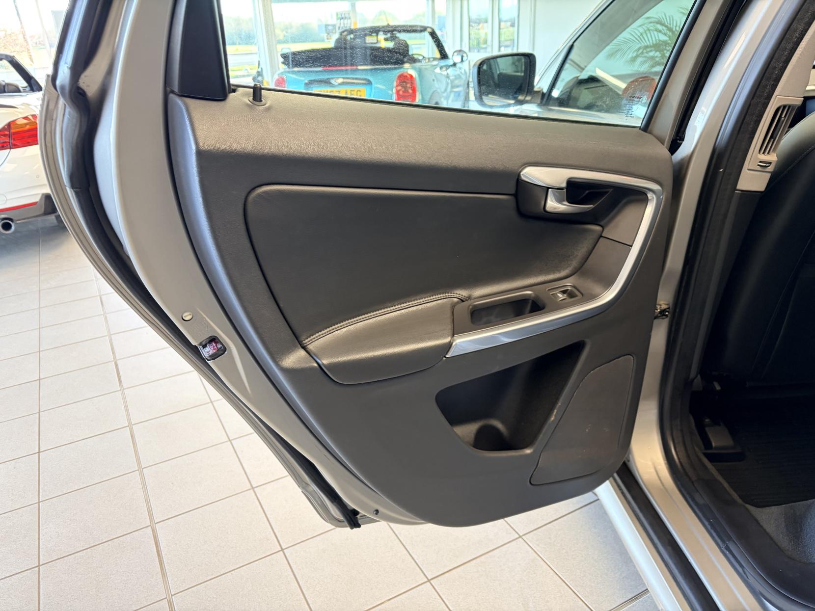 Volvo XC60 2.4 D4 SE Lux Nav SUV 5dr Diesel Geartronic AWD Euro 5 (181 ps)