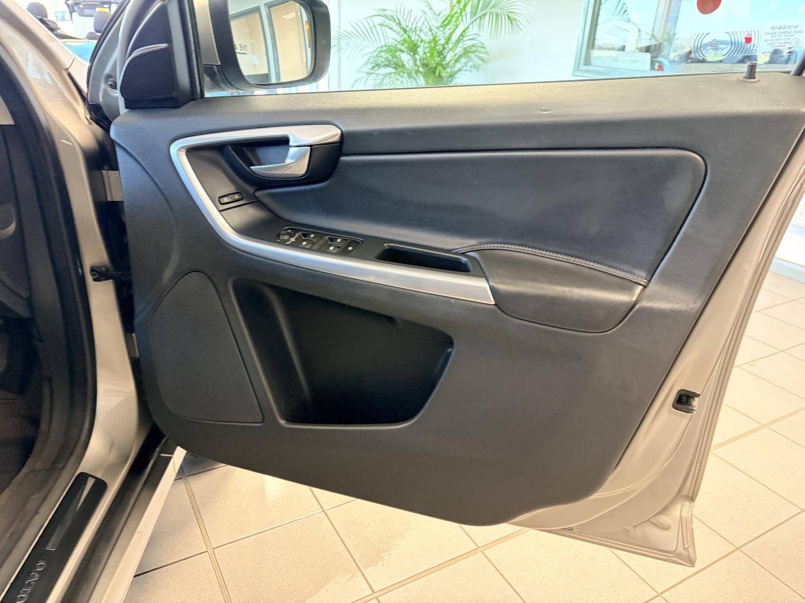 Volvo XC60 2.4 D4 SE Lux Nav SUV 5dr Diesel Geartronic AWD Euro 5 (181 ps)